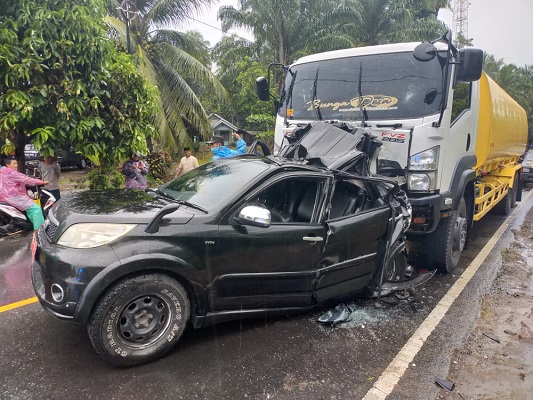 Kondisi mobil Camat Palembayan yang mengalami kecelakaan. (Foto: Dok. Polres Agam)