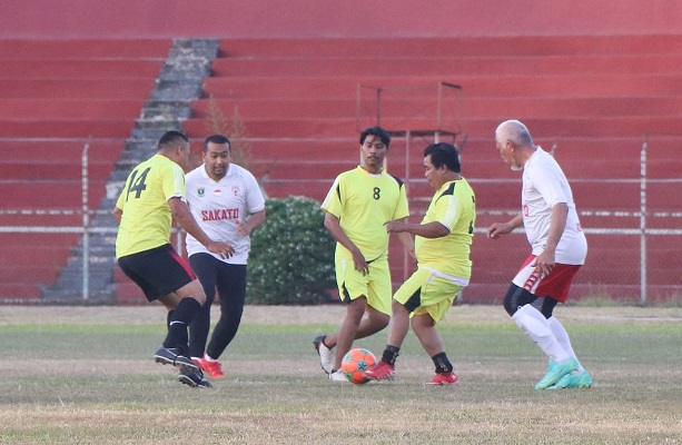 Gubernur dan Wagub Sumbar berebut bola dengan awak media. (Foto: Dok. MMC)