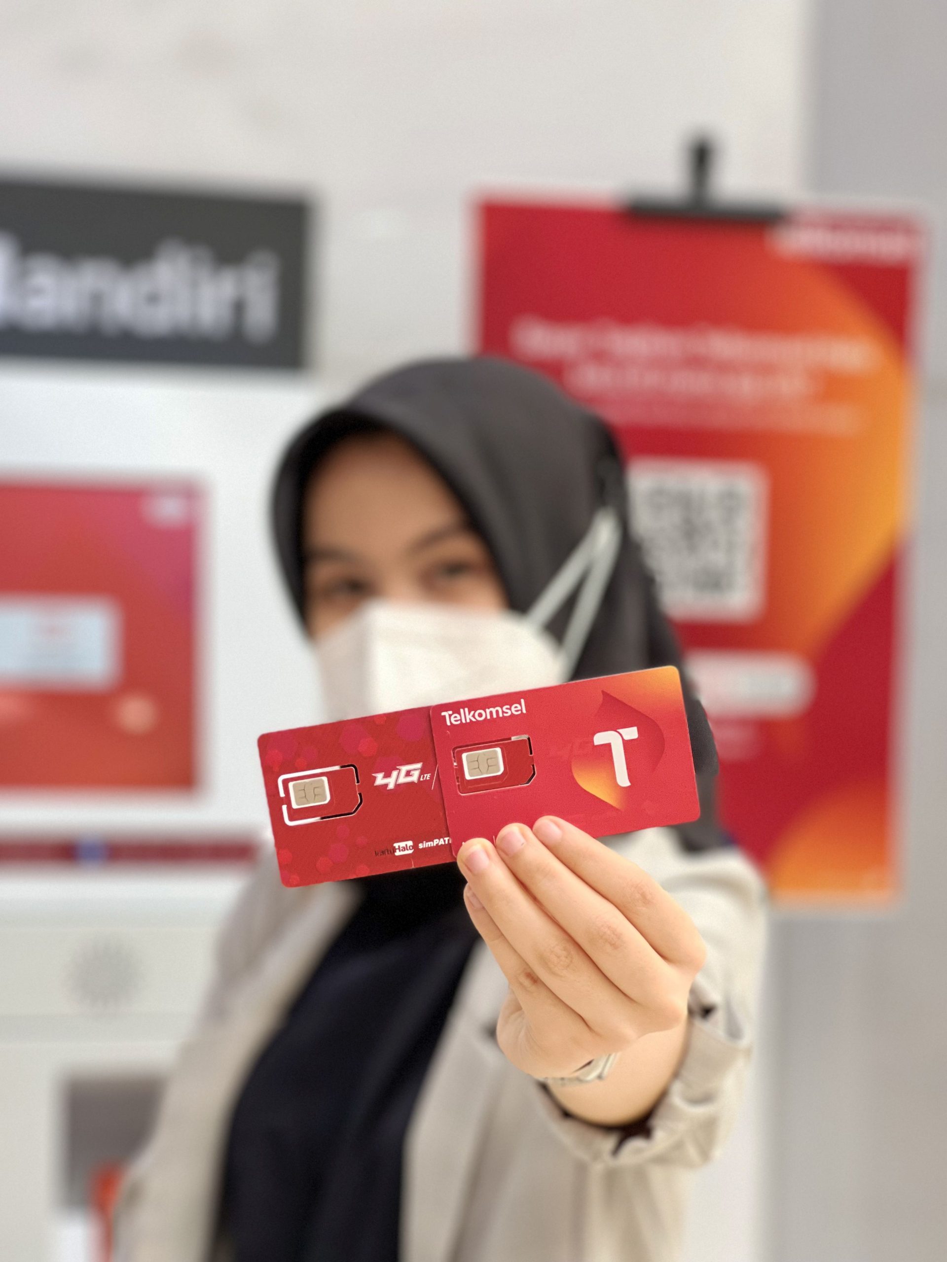 Ganti Kartu ke uSIM 4G : Ganti kartu lama dengan uSIM 4G nikmati layanan broadband terdepan 4G/LTE Telkomsel dengan nyaman. (Telkomsel/@tanharimage/Halonusa)