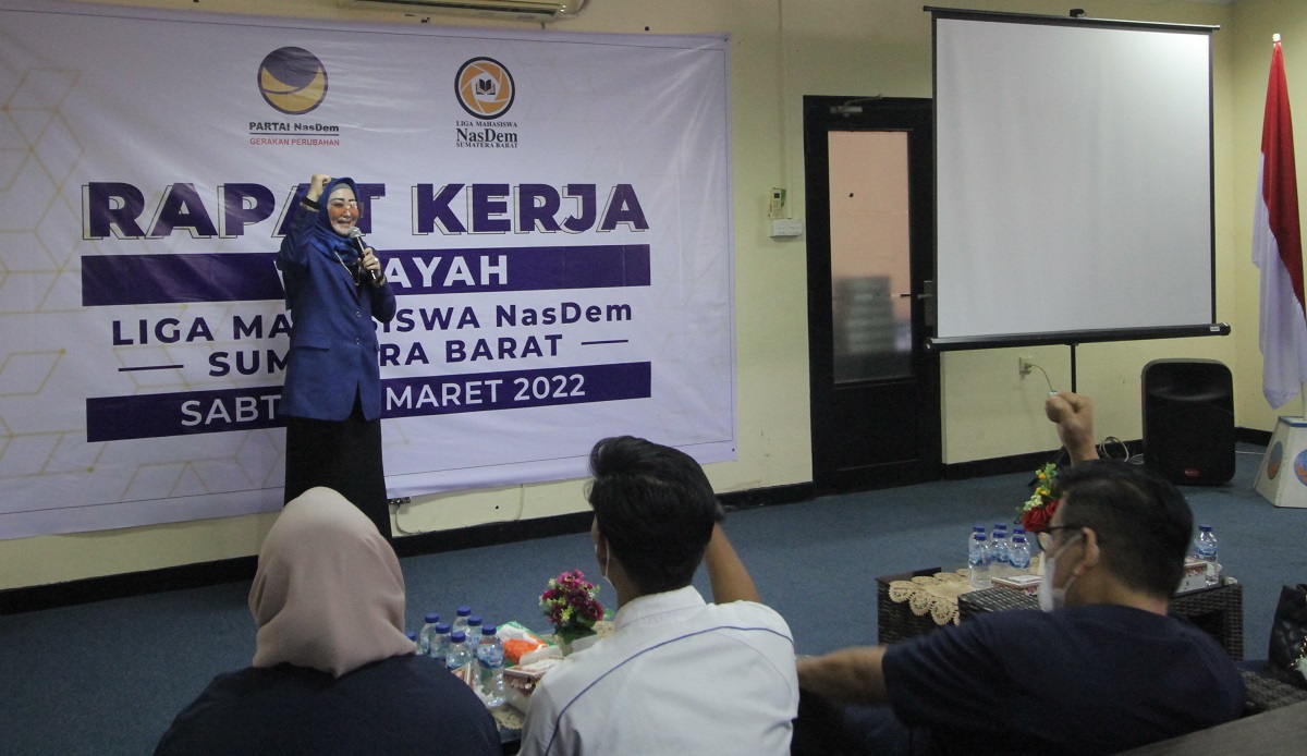 Anggota Komisi VIII DPR RI Lisda Hendrajoni dari Fraksi NasDem membuka resmi kegiatan Rakerwil Liga Mahasiswa NasDem Sumbar di kantor DPW NasDem Sumatera Barat, Sabtu (26/3/2022) [Kariaidl Harefa/Tanharimage/Halonusa]