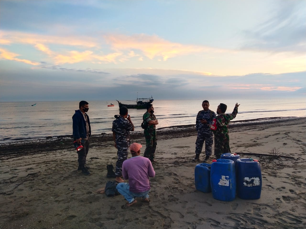 Sebanyak 114 Imigran Rohingya yang terdampar di perairan Aceh, tepatnya di Pantai Alue Buya Pasie, Bireuen, Minggu (6/3/2022). (Intel/Halonusa)