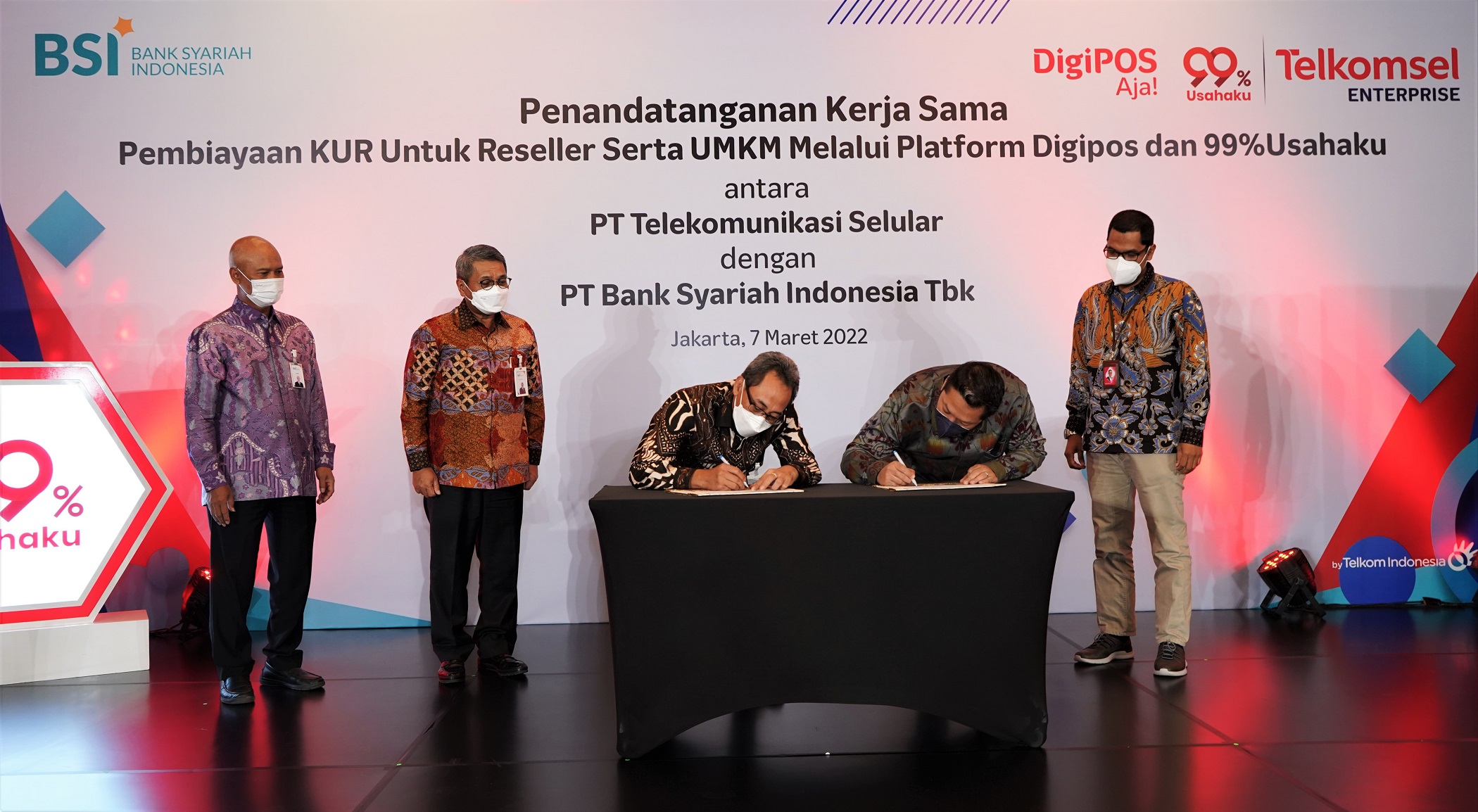 Kerja Sama Telkomsel dan BSI : (ki-ka) Wakil Direktur Utama 1 BSI Ngatari, Direktur Wholesale Transaction Banking BSI Kusman Yandi, Direktur Retail BSI Kokok Alun Akbar, Direktur Sales Telkomsel Adiwinahyu B. Sigit, Direktur Keuangan dan Manajemen Risiko 