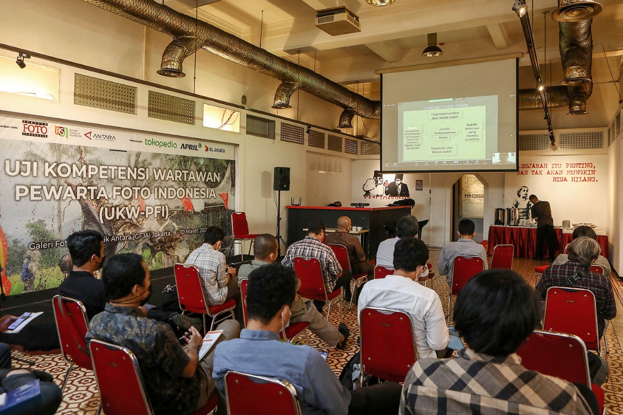 IKUT UKW-PFI |  Sebanyak 13 peserta mengikuti Uji Kompetensi Wartawan Pewarta Foto Indonesia selama dua hari di Galeri Fotojurnalistik Antara, Jakarta Pusat, Rabu (9/3/2022).