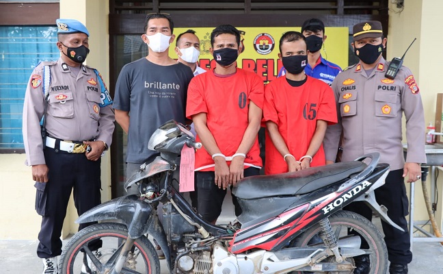 Polisi mengamankan kedua tersangka pencurian sepeda motor beserta barang bukti di wilayah hukum Polresta Banda Aceh. (Foto: Ist)