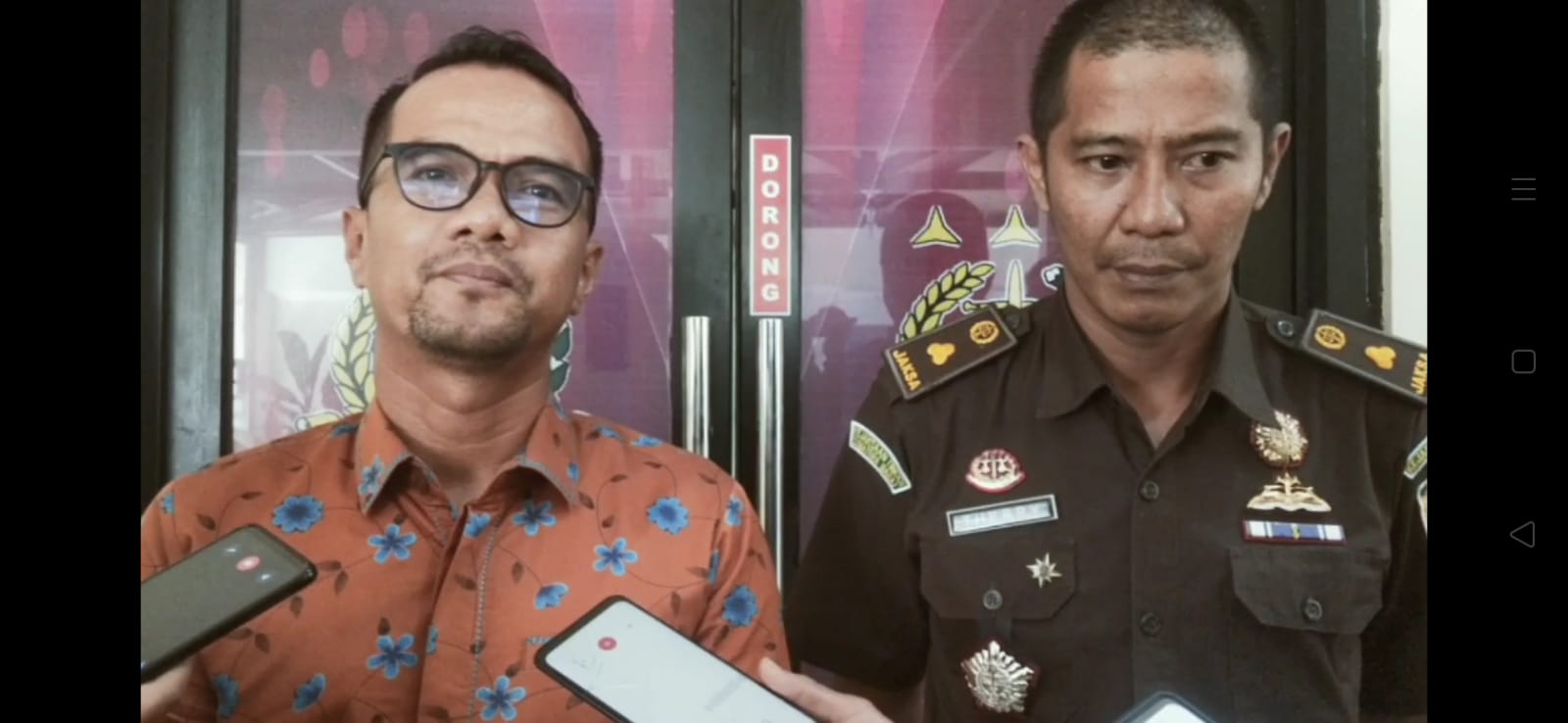 Kasi Intel Kejari Padang Roni Saputra (kiri) dan Kasi Tipidsus Kejari Padang Therry Gutama (kanan) saat memberikan keterangan usai memeriksa mantan Ketua KONI Sumbar, Agus Suardi. Selasa (22/3/2022) [Tanharimage/Halonusa]