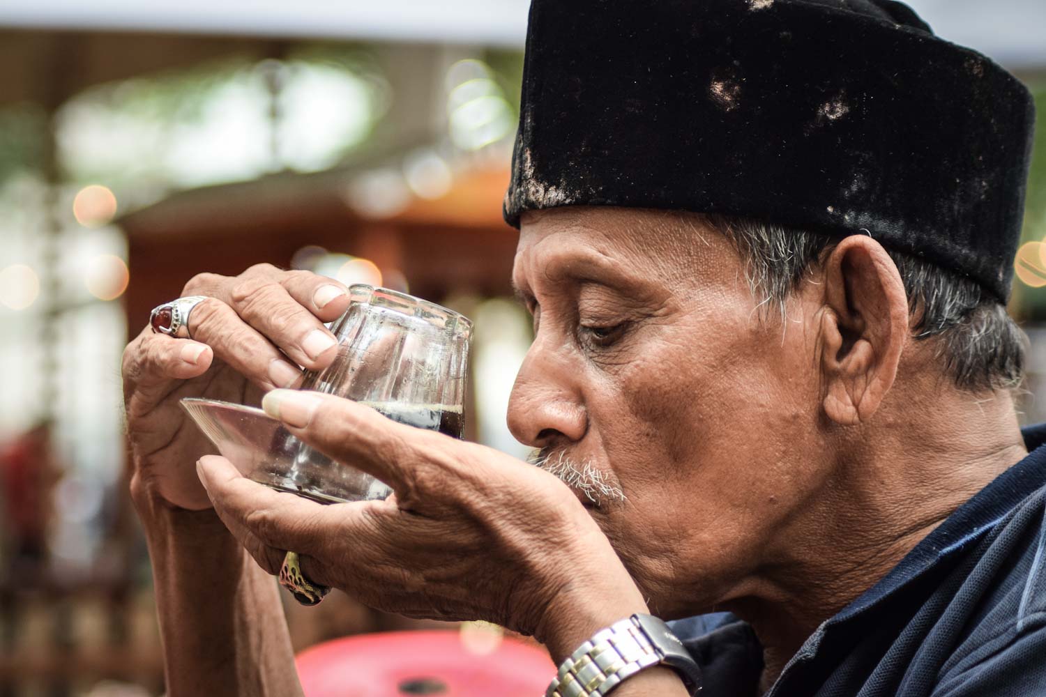 SERUPUT KOPI | Foto ini memperlihatkan seorang pria menyeruput kopi khas Aceh [Fahzian/Halonusa]