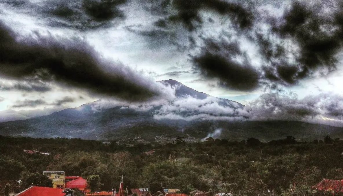 Gunung Marapi adalah gunung berapi yang terletak di Sumatra Barat, Indonesia. Gunung ini tergolong gunung yang paling aktif di Sumatra. Terletak dalam kawasan administrasi Kabupaten Agam. Gunung ini dapat juga dilihat dari kota Bukittinggi, kota Padangpan