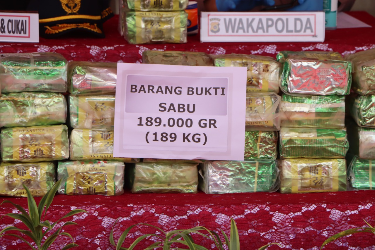 Polisi memperlihatkan Barang bukti 189 Kilogram Sabu dan 38 ribu ekstasi saat konferensi pers di Mapolda Aceh. (Halonusa)