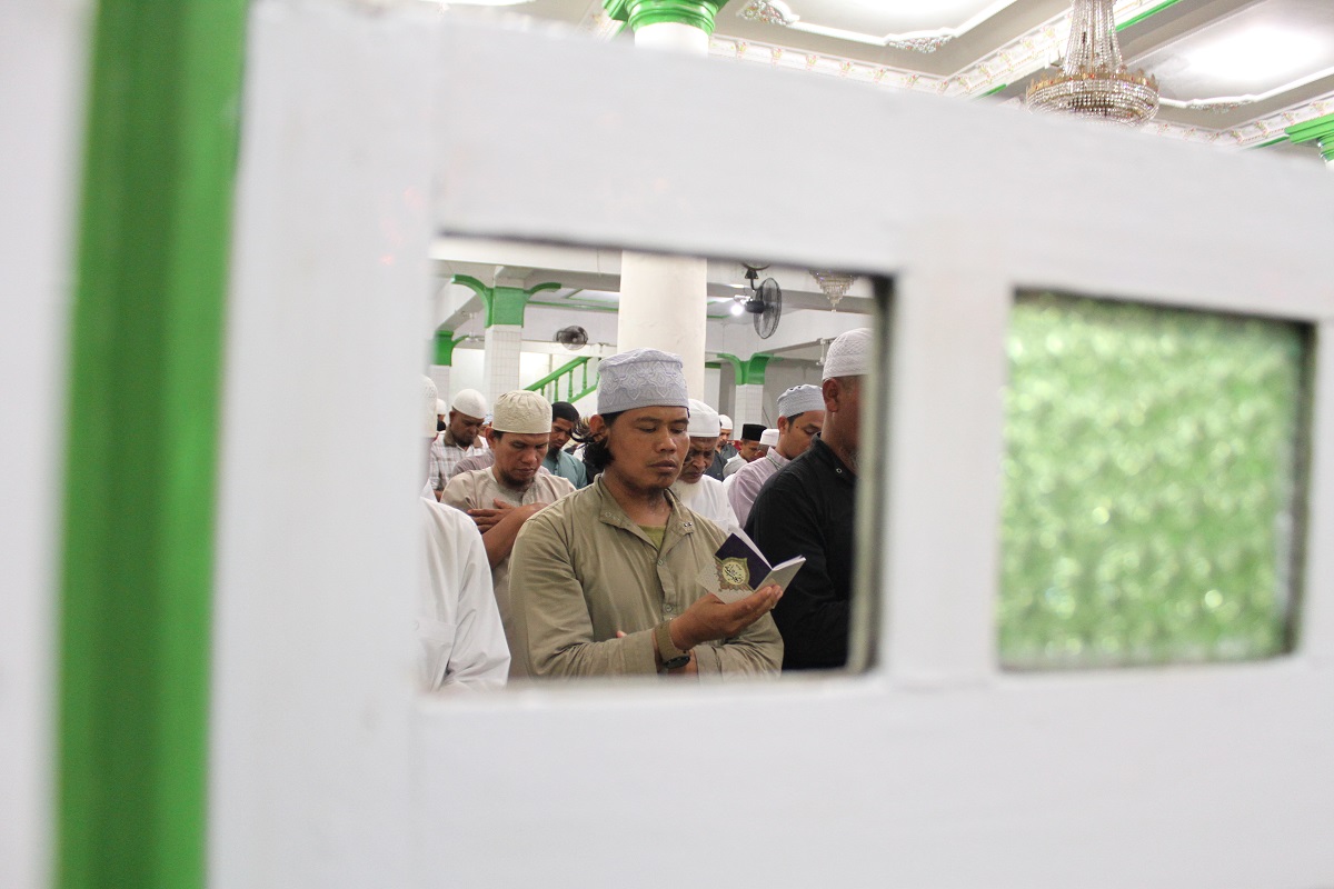 Umat Islam di dunia melakukan tarawih salah satunya di Padang, Sumatera Barat. Selain melaksanakan secara berjamaah, umat muslim juga diperkenankan melaksanakan salat tarawih secara mendiri di rumah. [Kariadil Harefa/Tanharimage/Halonusa]