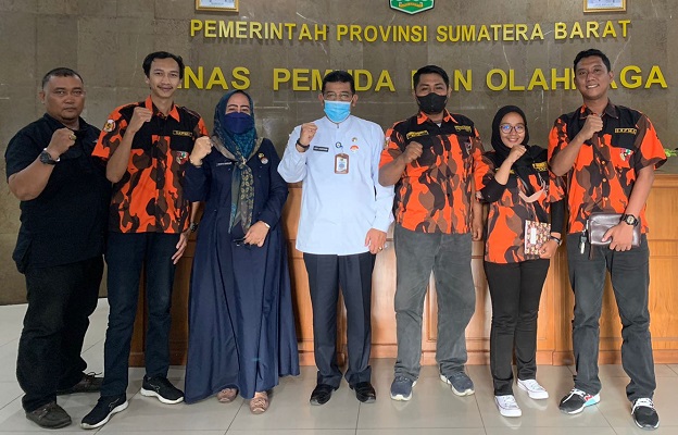 Pengurus Sapma PP Sumbar saat berkunjung ke Dinas Pemuda dan Olahraga Sumbar.