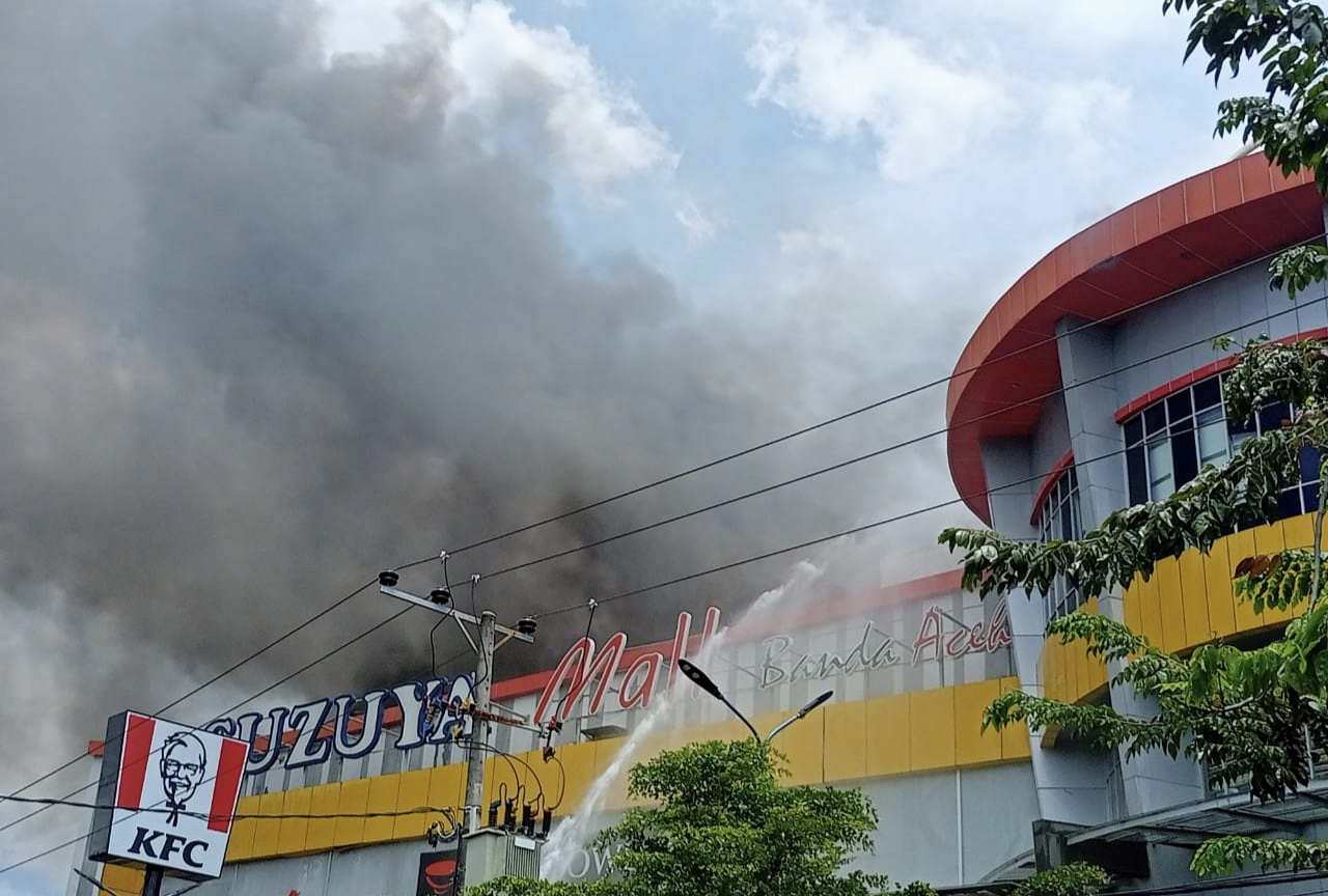 Gedung Suzuya Mall Banda Aceh terbakar pada bagian atasnya (tangkapan layar video/HO/Halonusa)