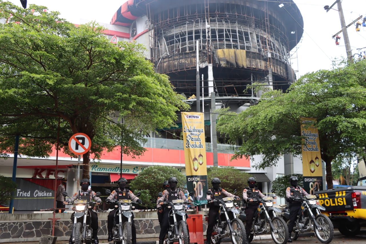 Kepolisian dari Polresta Banda Aceh berjaga dan mengamankan gedung Suzuya Mall paska kebakaran di Setui, Banda Aceh, Aceh. (Foto: Dok. Polresta Banda Aceh).