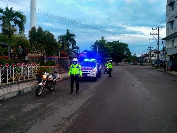 Satlantas Polres Bireuen saat patroli di kawasan rawan balapan liar, tindak pelaku tawuran dan balapan liar berkedok Sahur on The Road saat Ramadan 1443 Hijriah.