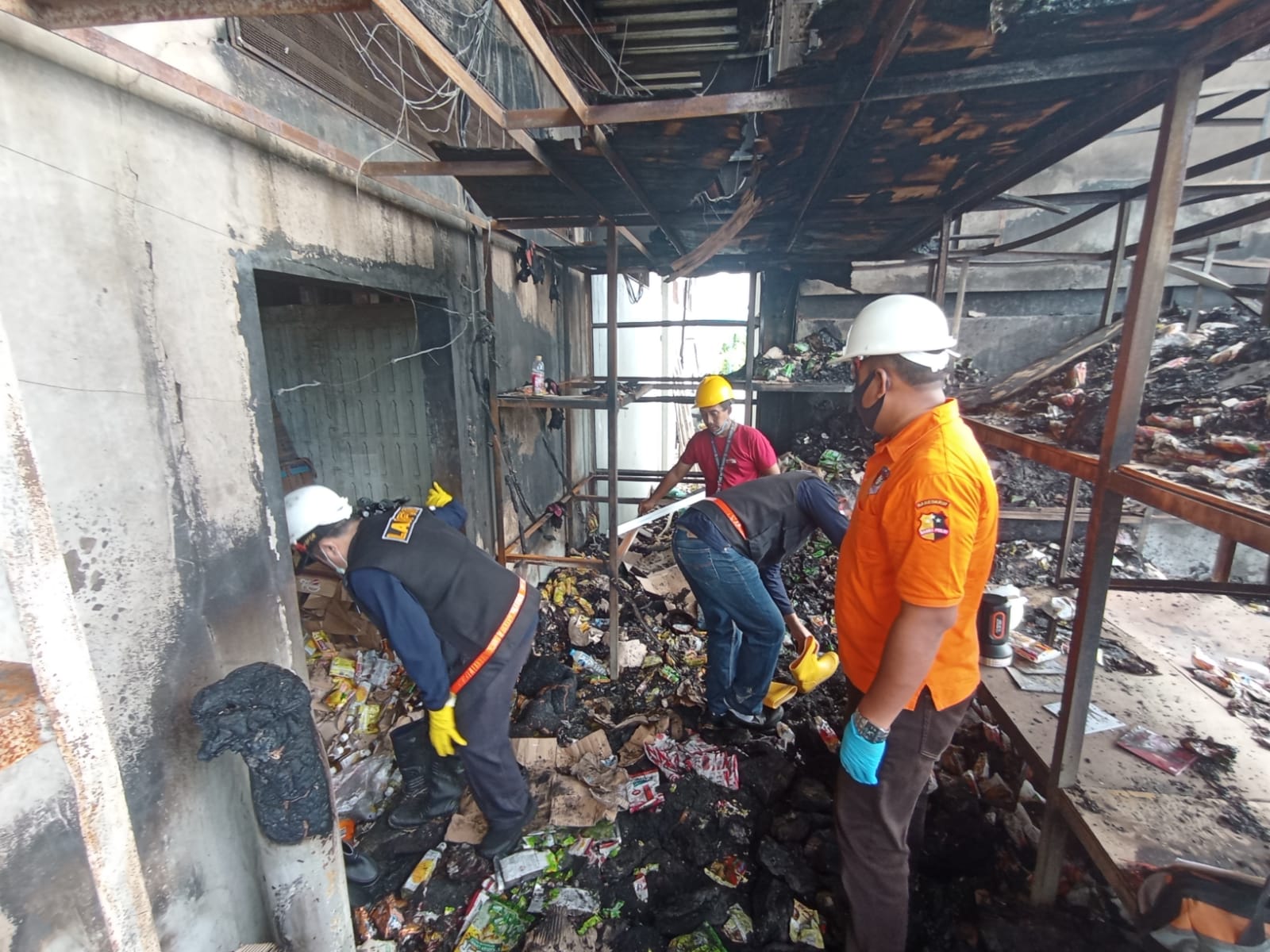 Tim Laboratorium Forensik (Labfor) cabang Sumatera Utara, tim identifikasi Polresta Banda Aceh, Polda Aceh melakukan olah TKP Suzuya Mall