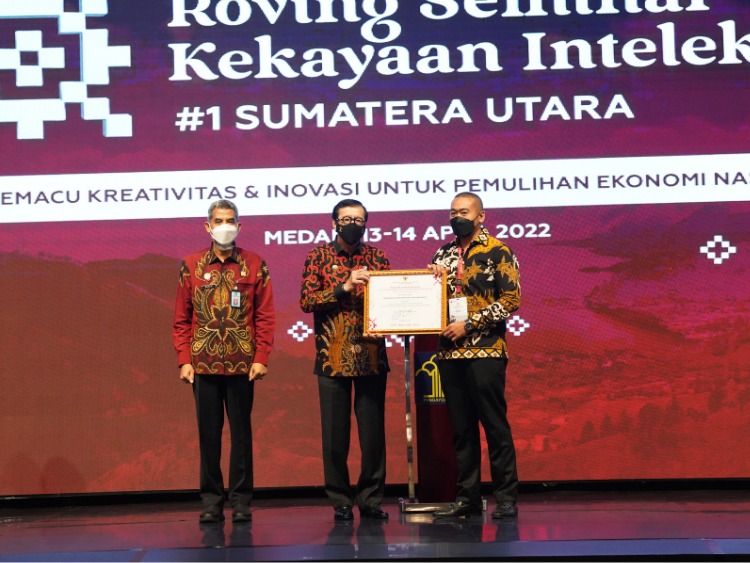 Menteri Hukum dan HAM, Yasonna Laoly menyerahkan penghargaan prestasi Hak Kekayaan Intelektual (HKI) kepada Wakil Gubernur Sumbar Audy Joinaldy. Saat Roving Seminar Kekayaan Intelektual di Hotel JW Marriot Medan, Sumatera Utara pada Rabu (13/4/2022).