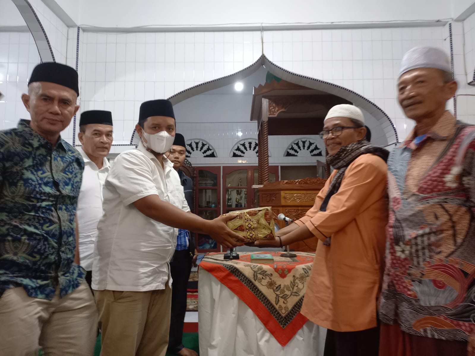 Masful, pemimpin rombongan TSR DPW NasDem Sumbar mendampingi Wakil Ketua DPW NasDem Sumbar, M. Yusuf saat menyerahkan bantuan ke Masjid Muslimin Koto Baru Mungka, Kenagarian Mungka, Kabupaten Limapuluh Kota, Jumat 9 April 2022.