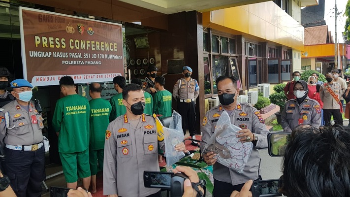 Konfrensi pers aksi pembunuhan yang terjadi di kawasan Kuranji. (Foto: Dok. Polresta Padang)