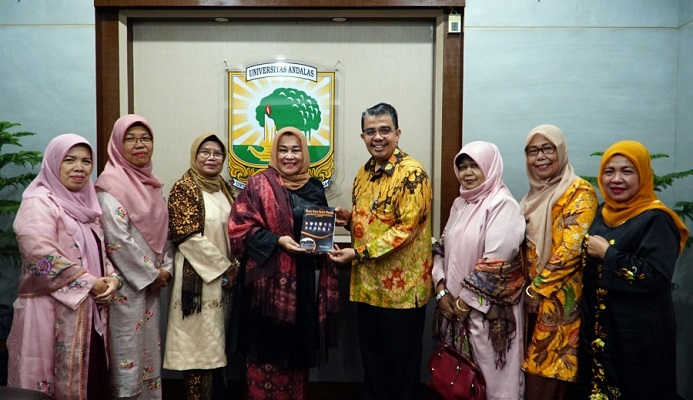 Guru besar wanita asal Faterna Unand menerbitkan sebuah buku bertepatan dengan Hari Kartini. (Foto: Dok. Humas Unand)