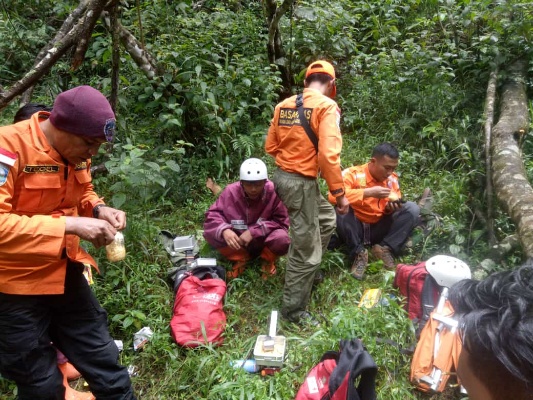 Petugas Basarnas dan tim gabungan mencari atlet paralayang yang hilang di Puncak Lawang, Kabupaten Agam. (Foto: Dok. Istimewa)