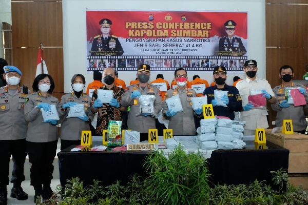Barang bukti 41,4 kilogram sabu-sabu yang diungkap polisi dari delapan pelaku di Bukittinggi dan Agam. (Foto: Dok. Humas Polda Sumbar)