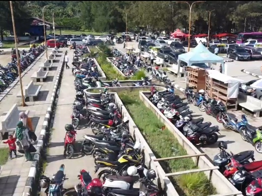 Sejumlah kendaraan memadati halaman parkir di Pantai Air Manis pada Rabu (4/5/2022) sore. (Foto: Dok. Perumda PSM)