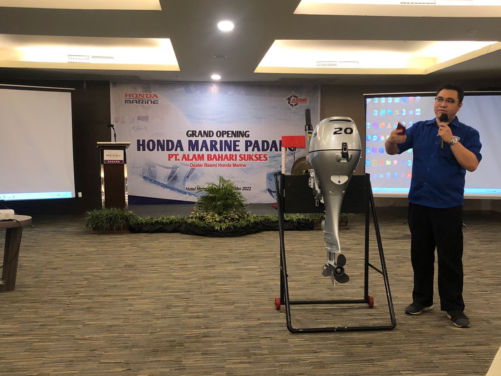 Vice Manager Honda Marine menjelaskan tentang produknya