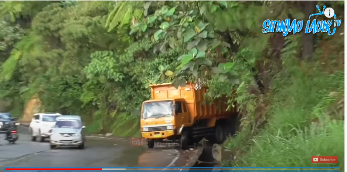 Truk Hantam tebing karena rem blong