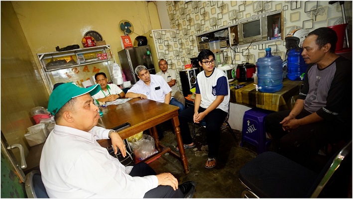 Rektor Unand, Yuliandri (kiri) didampingi sejumlah jajaran memantau kondisi keluarga dan ekonomi calon penerima KIP Kuliah tahun 2022. (Foto: Dok. Humas Unand)