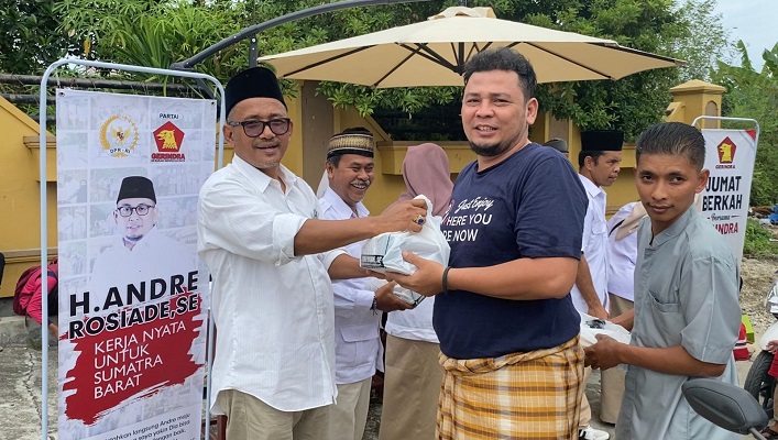 Wakil Bendahara DPD Partai Gerindra Sumbar Joni Rusjan menyerahkan nasi kotak kepada jamaah Masjid Mukhlisin, Kurao Pagang, Kecamatan Nanggalo, Kota Padang. (Foto: Dok. Istimewa)