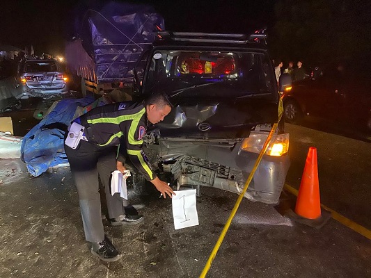 Polisi melakukan olah TKP kecelakaan beruntun di Nagari Singgalang, Kecamatan X Koto, Kabupaten Tanah Datar pada Jumat (29/7/2022) malam. (Foto: Dok. Polres Padang Panjang)