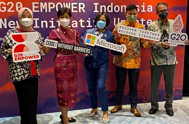 (Ki-ka) Business Strategy Director, Microsoft Indonesia, Nina Wirahadikusuma, Chair G20 EMPOWER Indonesia, Yessie D. Yosetya, Co-Chair G20 EMPOWER Indonesia, Rinawati Prihatingsih, CFO and DI&A Lead, Microsoft Indonesia, Krishna Worotikan, serta CO-SHERPA