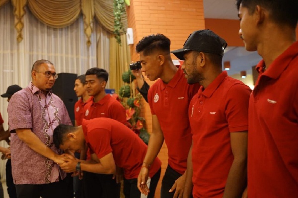 Penasihat Semen Padang FC, Andre Rosiade melepas keberangkatan tim dalam kompetisi Liga 2 menghadapi PSPS Riau dan Sriwijaya FC. (Foto: Dok. Istimewa/Tim AR)