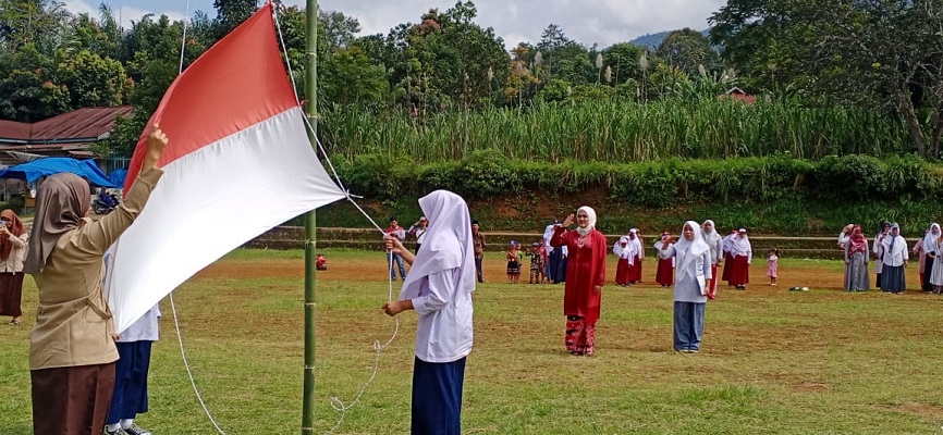 Upacara kemerdekaan RI yang dilaksanakan oleh seluruh kaum perempuan di Lintau Buo Utara, Kabupaten Tanah Datar. (Foto: Dok. Istimewa)