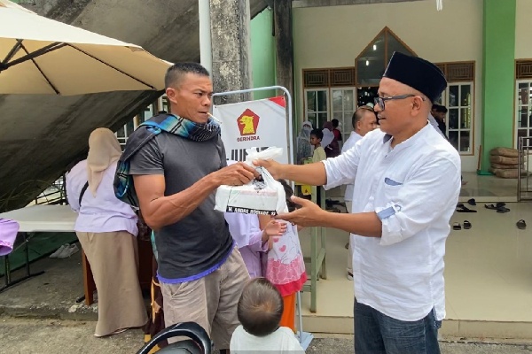 Pengurus Gerindra Sumbar membagikan nasi kotak Jumat Berkah bersama Gerindra yang diprakarsai Ketua DPD Gerindra Sumbar Andre Rosiade di Masjid Quba, Kecamatan Pauh, Kota Padang. (Foto: Dok. Tim AR)