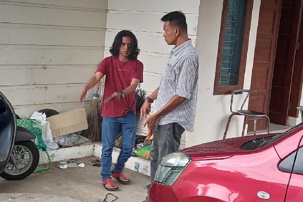 Jurnalis korban pencurian 2 motor miliknya, Jefrimon, 32 tahun saat menjelaskan kronologi kejadian kepada polisi. (Foto: Dok. Istimewa)