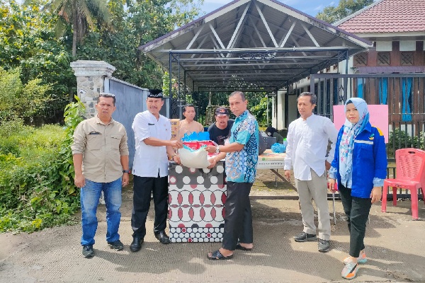 Penyerahan bantuan dari Dinsos Padang terhadap korban kebakaran di Kompleks Taman Harmonis, Kecamatan Kuranji.(Foto: Dok. Istimewa)