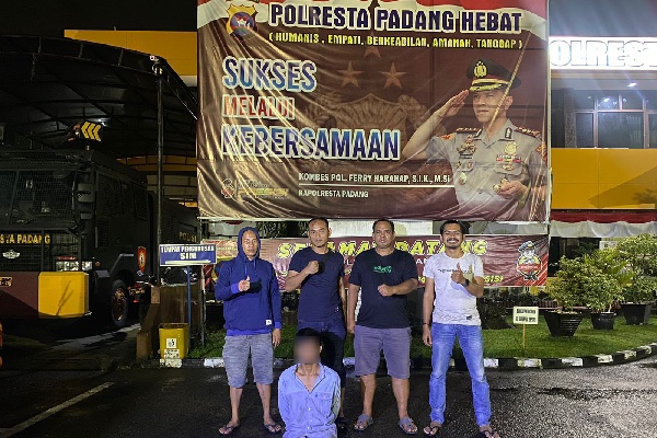 Buronan pencurian motor di toko oleh-oleh ditangkap Satreskrim Polresta Padang. (Foto: Dok. Istimewa/Tim Klewang)