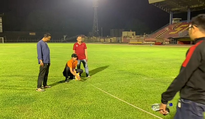 Pemeriksaan kondisi Stadion Haji Agus Salim oleh PT Liga Indonesia Baru pada Jumat (12/8/2022) dini hari. (Foto: Dok. Istimewa)