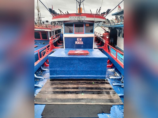 Kapal nelayan mati mesin di Pulau Nyamuk, Kabupaten Pesisir Selatan. (Foto: Dok. Istimewa)