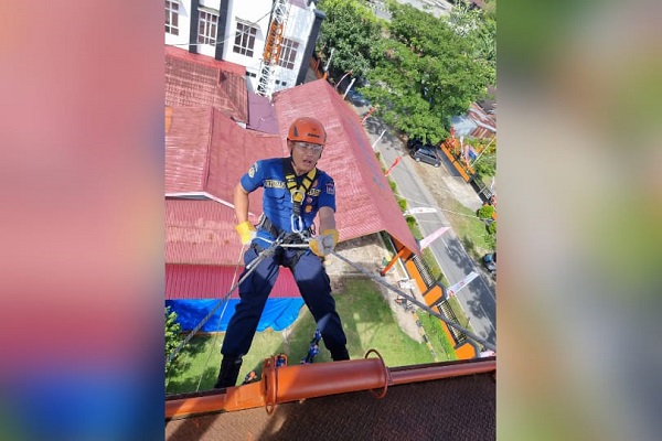 Personel Dinas Damkar dilatih penyelamatan di ketinggian oleh Kantor SAR Padang. (Foto: Dok. Istimewa)