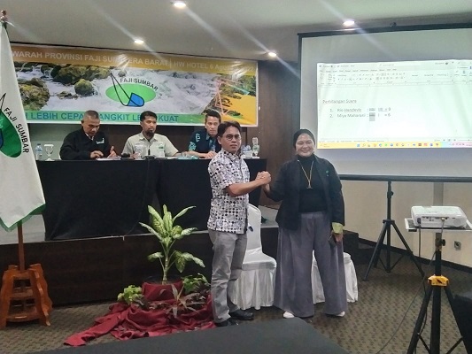 Ketua FAJI Sumbar periode 2022-2026, Rio Handevis (kiri) mengalahkan kompetitornya, Miya Maharani. (Foto: Dok. Istimewa)