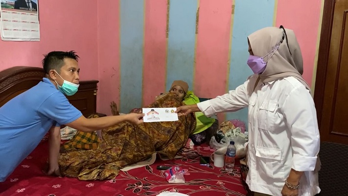 Wakil Ketua DPD Gerindra Sumbar, Nurhaida menyerahkan bantuan dari Andre Rosiade kepada Nora Safita yang menderita kanker payudara di Sungai Latung Kampung Jambak, Batipuh Panjang, Kecamatan Koto Tangah, Kota Padang. (Foto: Dok. Tim AR)