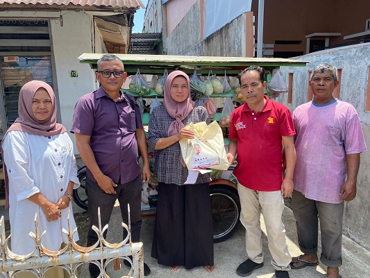 Pengurus DPD Gerindra Sumbar menyerahkan bantuan usaha dari Andre Rosiade kepada penjual sayur keliling, Erlinda di Wisma Indah V, Kelurahan Bungo Pasang, Kecamatan Koto Tangah, Kota Padang. (Foto: Dok. Tim AR)