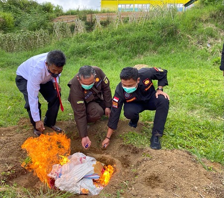 Pemusnahan sabu-sabu dan narkoba oleh Cabang Kejaksaan Negeri Solok di Alahan Panjang. (Foto: Dok. Istimewa)