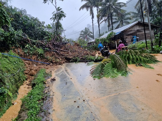 Longsor di jalan lintas Padang-Solok pada Sabtu (20/8/2022) siang. (Foto: Dok. Istimewa/Pusdalops PB Padang)