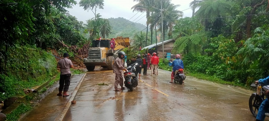 Proses pembersihan tanah longsor yang terjadi di jalan lintas Padang-Solok. (Foto: Dok. Pusdalops PB)