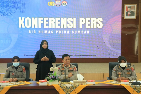 Tengah: Kabid Humas Polda Sumbar, Kombes Dwi Sulistyawan. (Foto: Dok. Istimewa/Bid Humas Polda Sumbar)