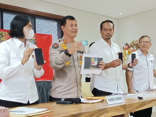 Ungkap kasus Pasutri buat dan sebar video panas di Twitter serta Telegram. (Foto: Dok. Istimewa/Polda Bali)