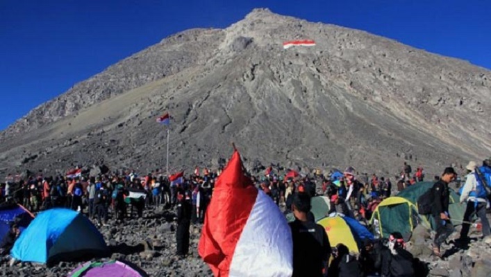 Upacara bendera di gunung. (Foto: Dok. Istimewa/Hipwee.com)