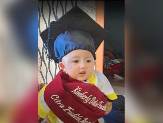 Bayi Kimberly yang gantikan kedua orang tuanya saat diwisuda. (Foto: Dok. Istimewa)